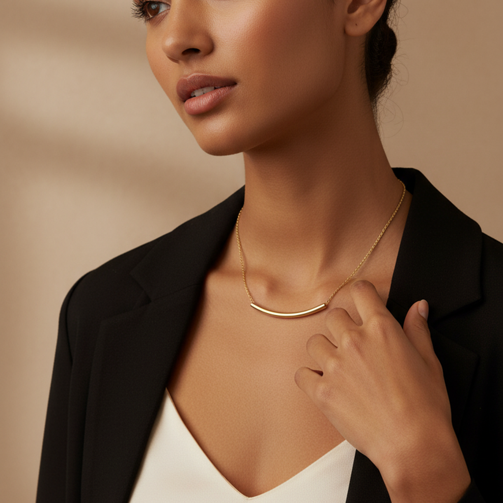 Collier ras du cou avec pendentif en tube courbé